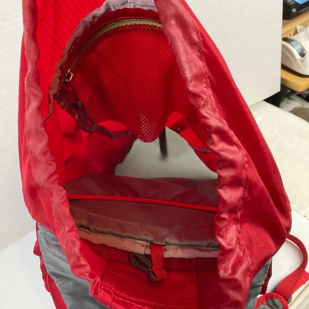 REI Daypack Red Gray FLASH 22 Backpack Hike Camp Lightweight Commuting Travel - Picture 8 of 11